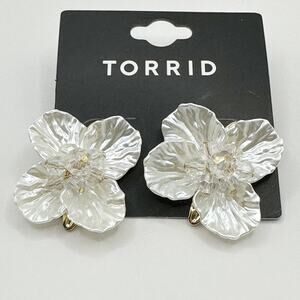 TORRID Floral White Flower earrings Stud Contemporary Bold Summer NWT NEW